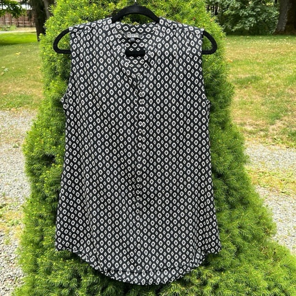 Nicole Miller Sleeveless Black White print top split neckline